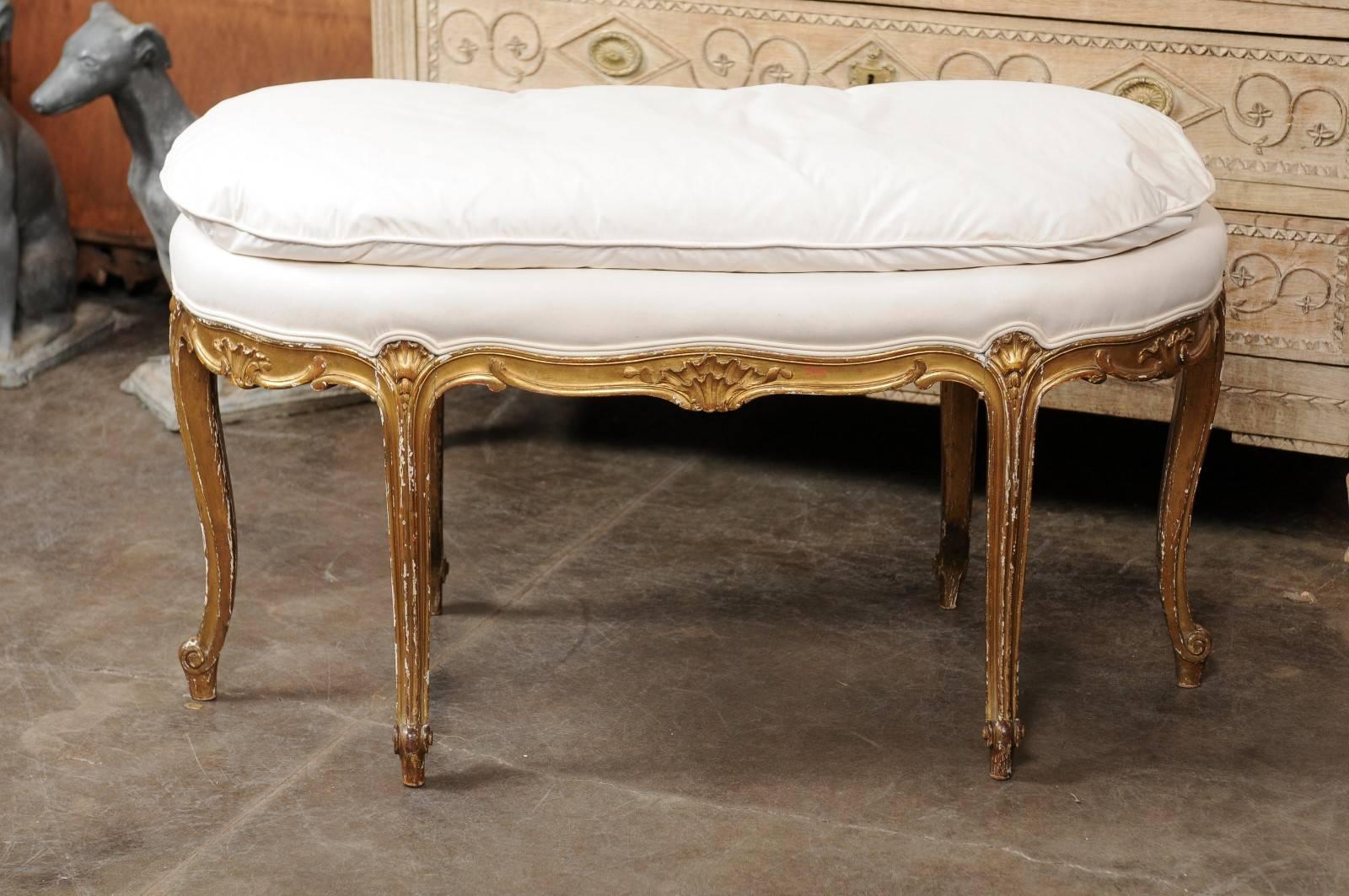 Tappezzeria Panca imbottita in stile Luigi XV francese con struttura in legno dorato, circa 1920 in vendita
