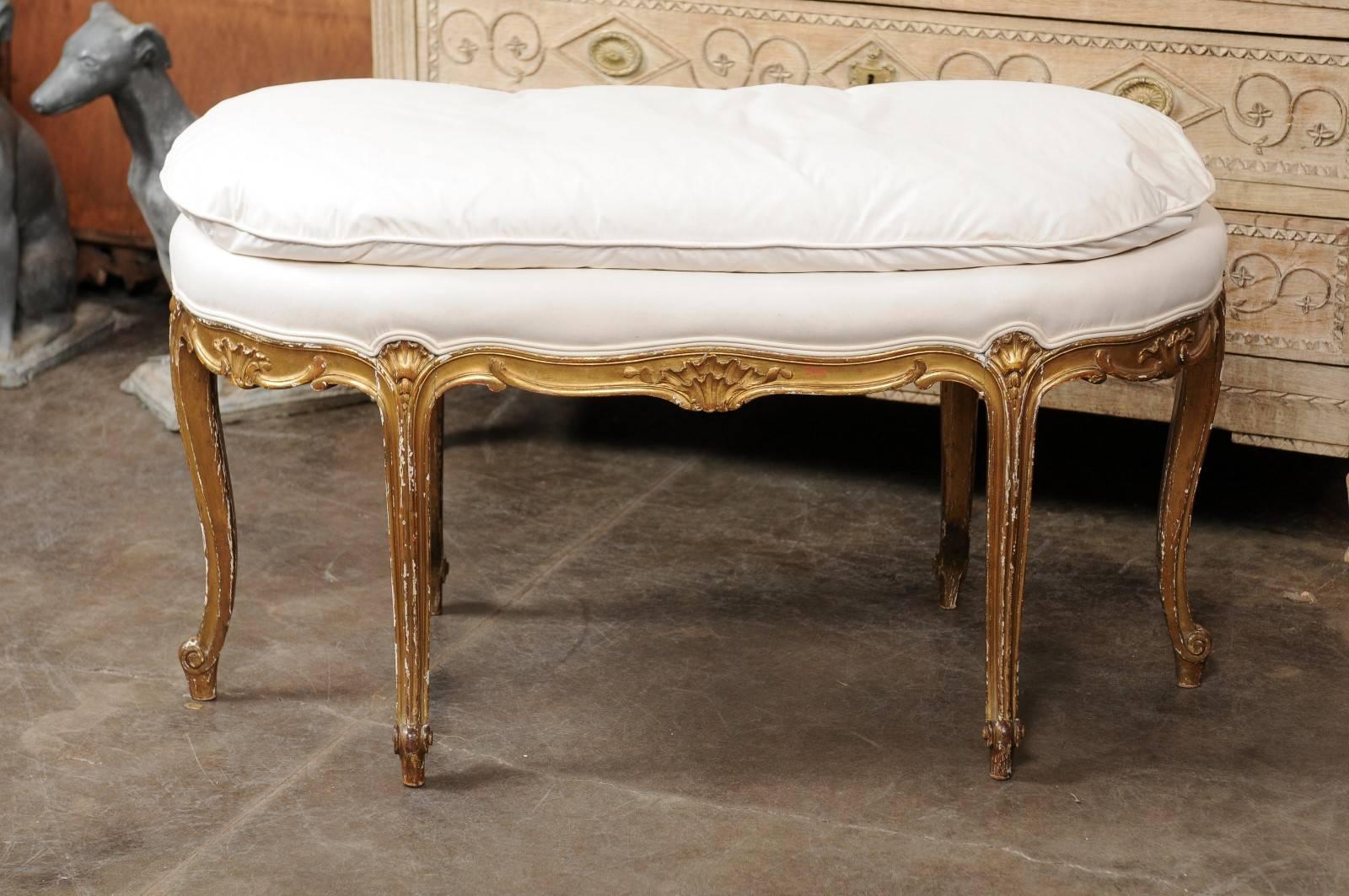 Tissu d'ameublement Banc tapissé de style Louis XV français avec cadre en bois doré, vers 1920 en vente