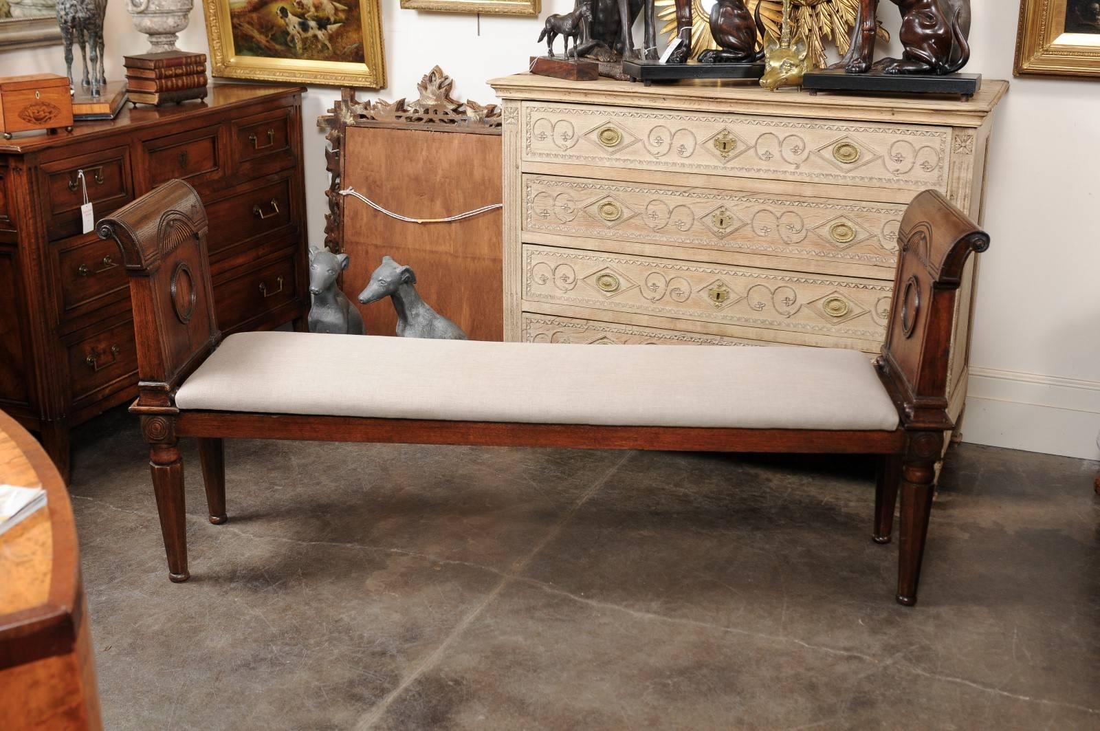 English, 1880s Oak Backless Bench with Out-Scrolled Arms and Upholstered Seat In Good Condition For Sale In Atlanta, GA