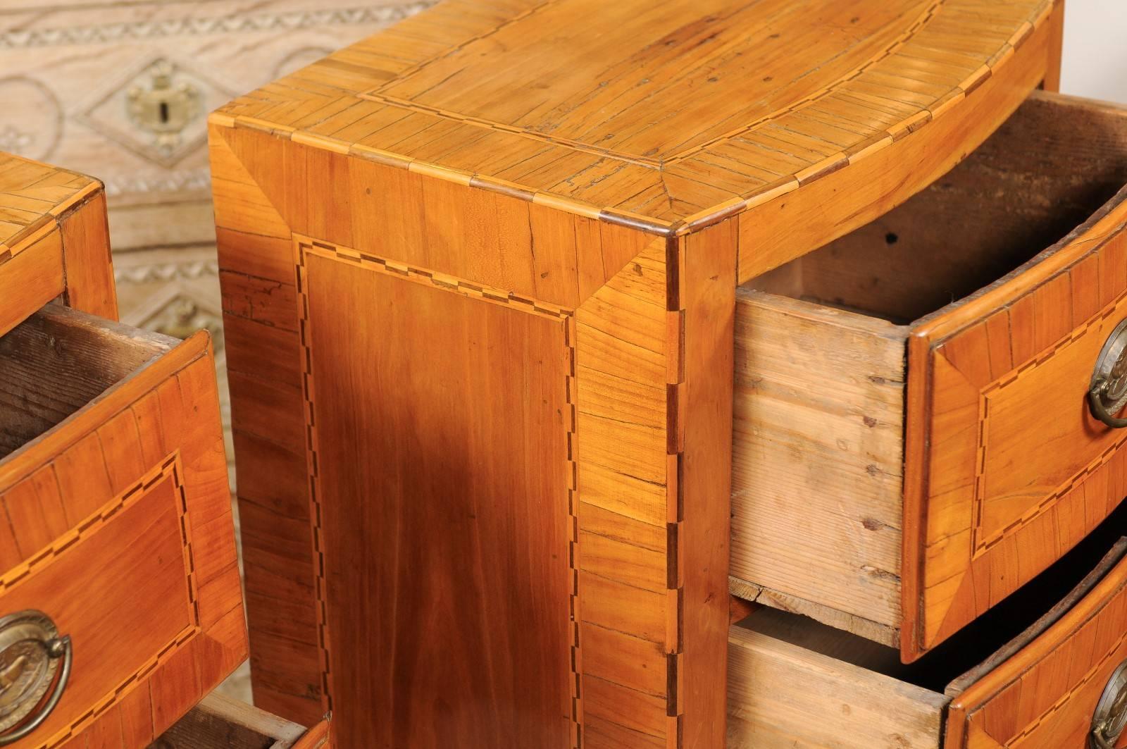 XIX secolo Coppia di piccole commodes a due cassetti Biedermeier austriache con intarsi, 1840 circa in vendita