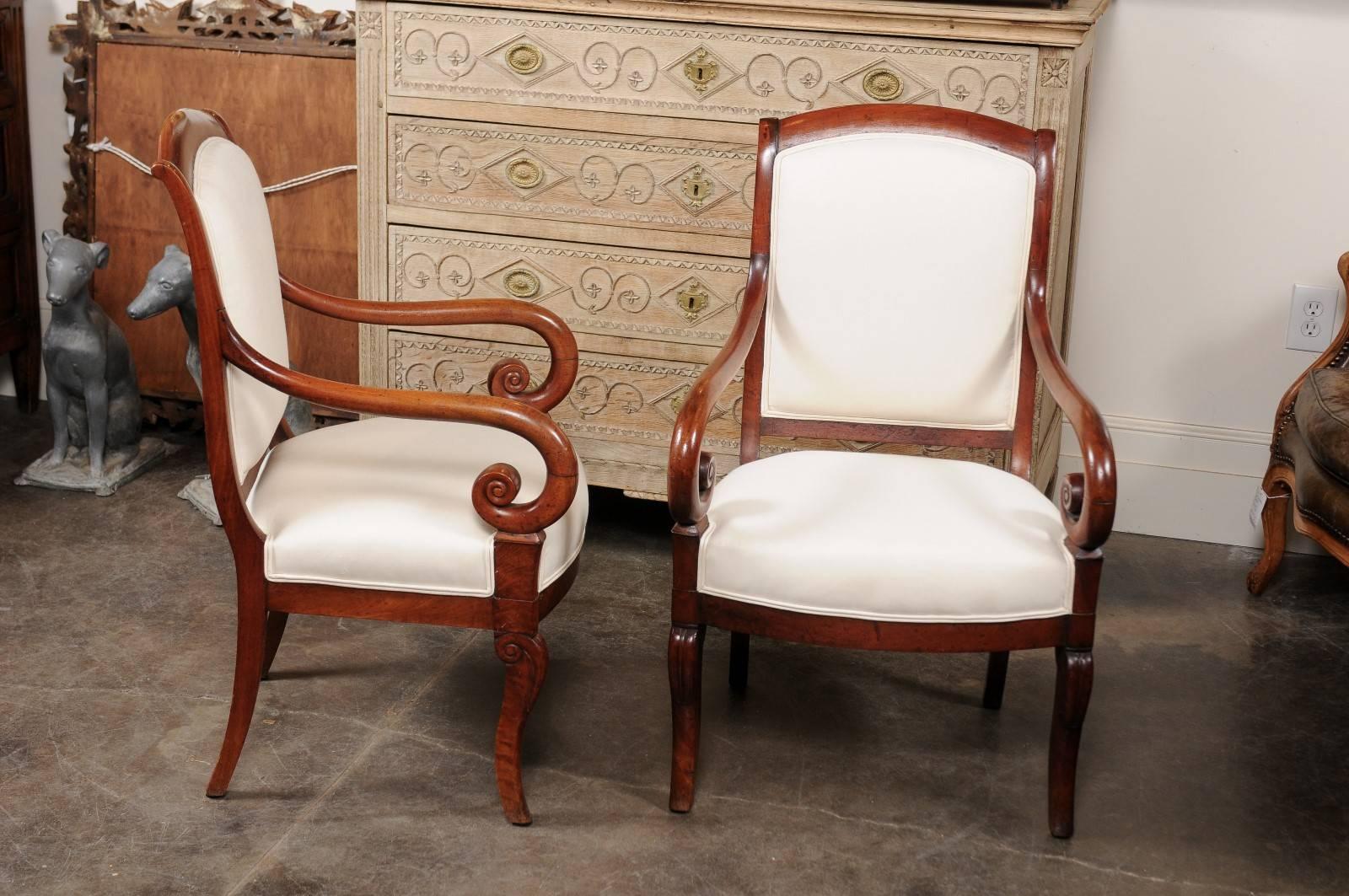 Paar französische Fauteuils aus Nussbaumholz im Empire-Stil aus der Mitte des 19. Jahrhunderts mit geschwungenen Armen 1