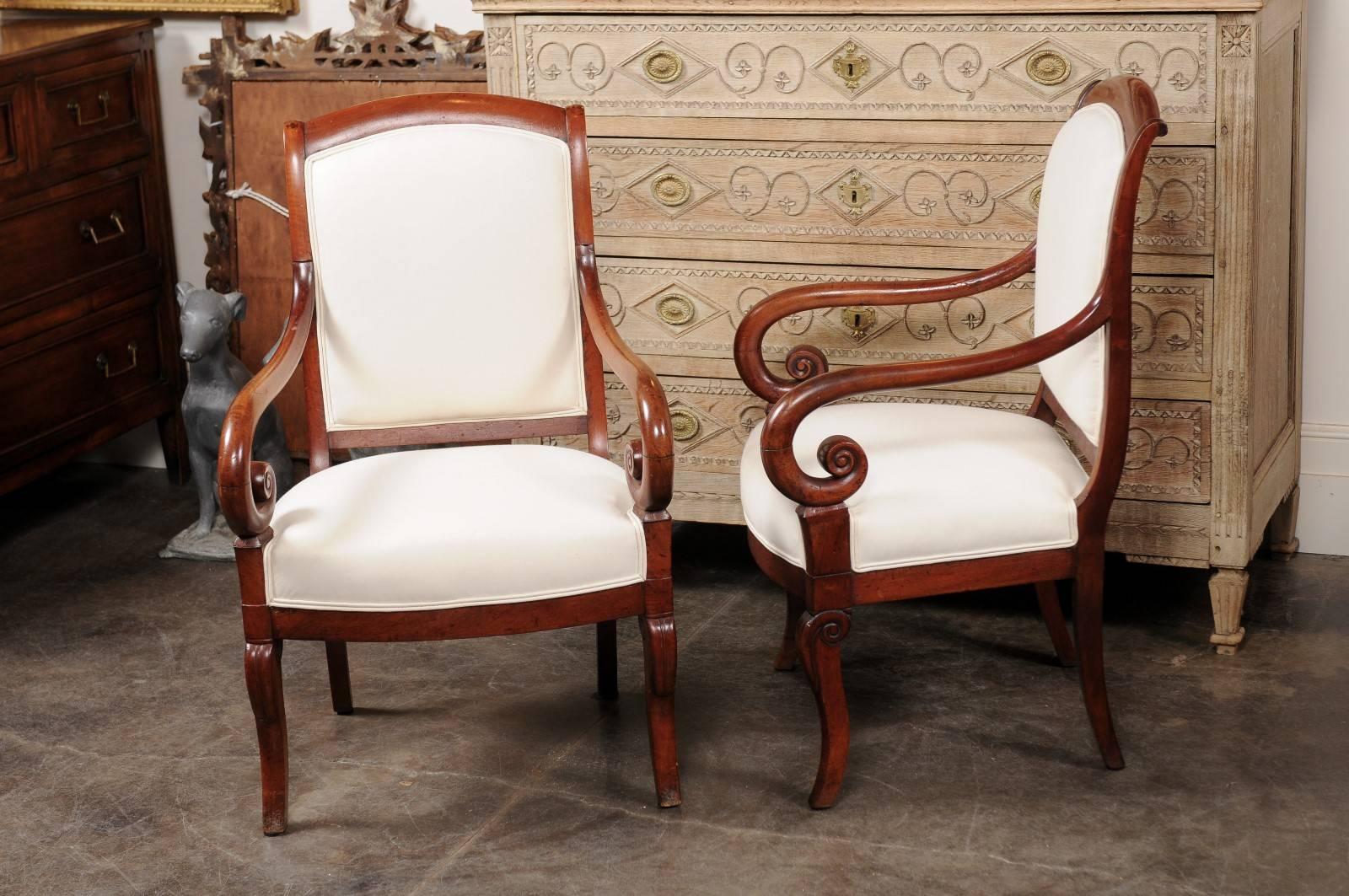 Paar französische Fauteuils aus Nussbaumholz im Empire-Stil aus der Mitte des 19. Jahrhunderts mit geschwungenen Armen 4