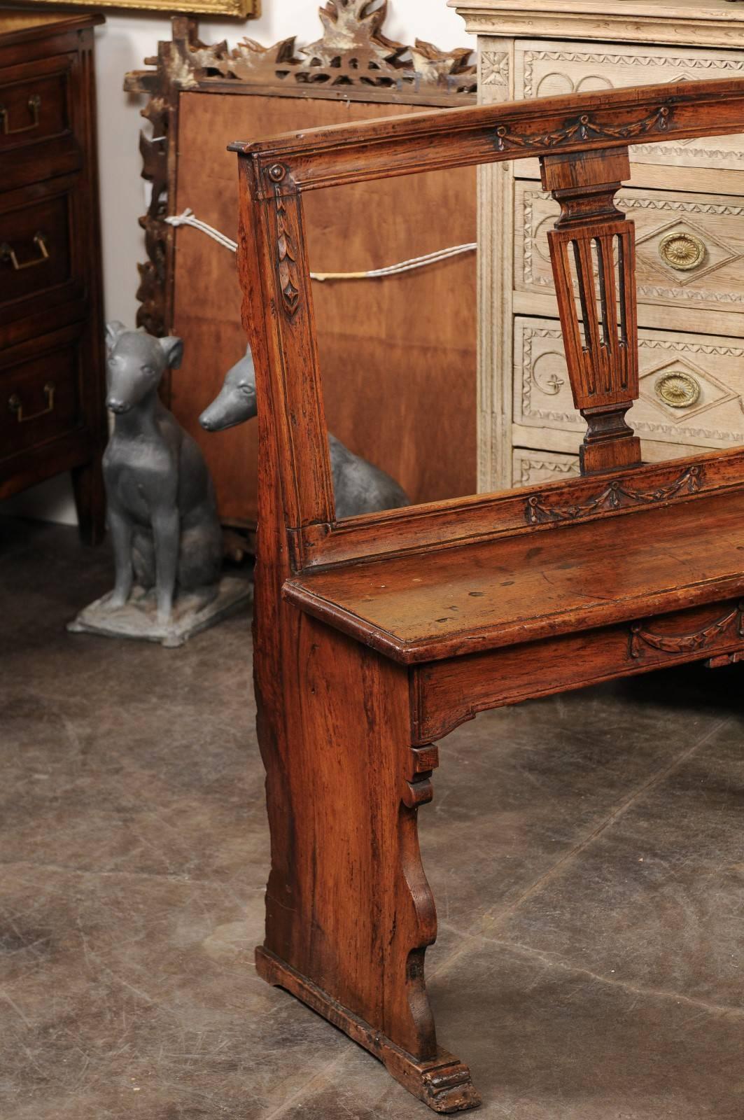 English Early 19th Century Walnut Bench with Pierced Back and Swag Motifs In Excellent Condition In Atlanta, GA