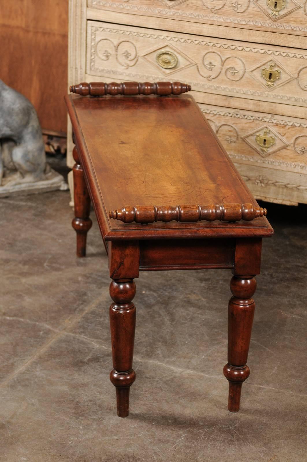 English 1880s Mahogany Hall Bench with Wooden Seat, Turned Arms and Legs 1