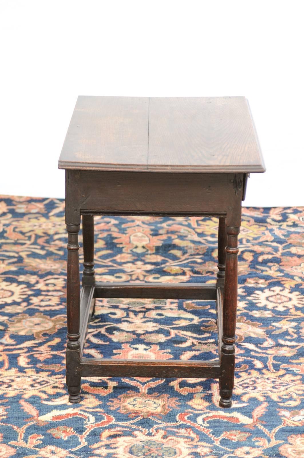 English Late 18th Century Oak Side Table with Single Drawer on Thin Column Legs For Sale 1