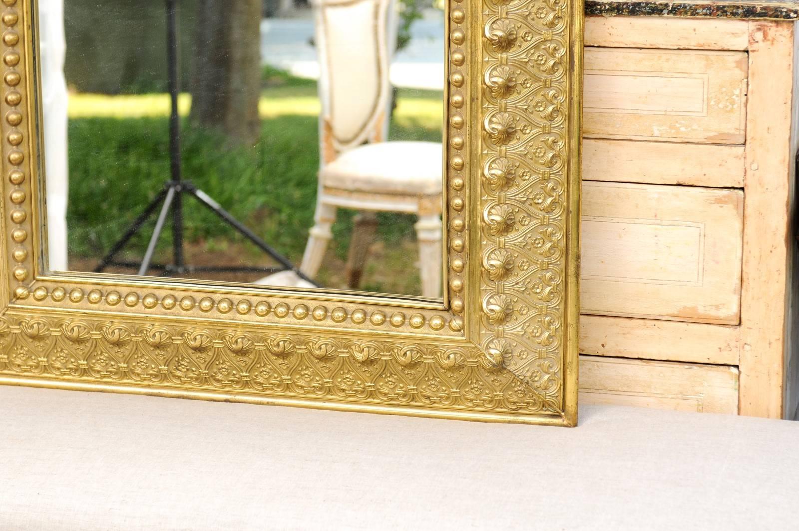 XIXe siècle Miroir hollandais à bord biseauté en laiton repoussé avec motifs de cœurs, vers 1880 en vente