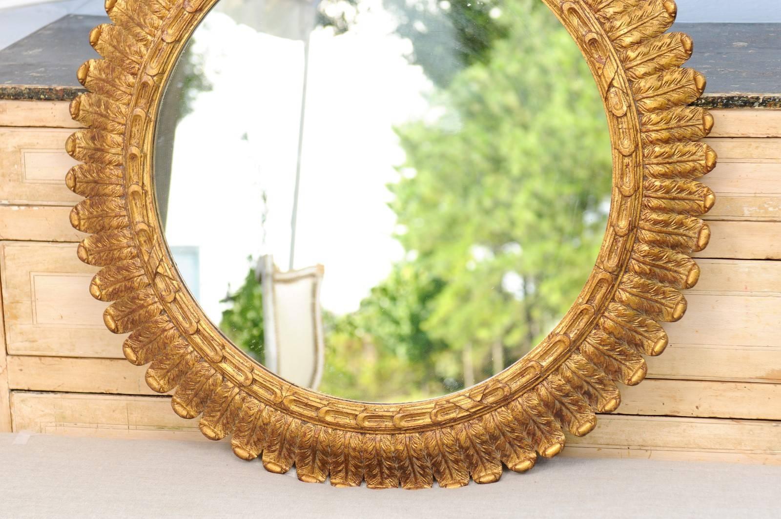French Round Giltwood Foliage Decorated Mirror from the Mid-20th Century In Good Condition In Atlanta, GA