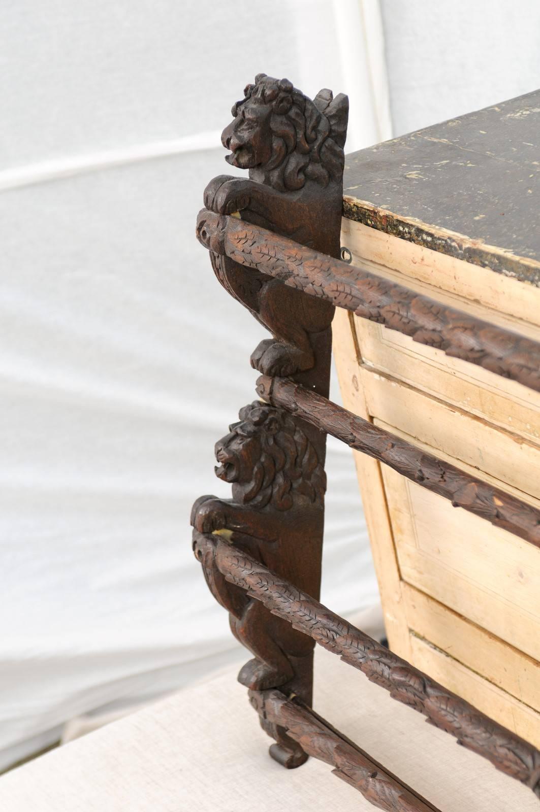 English Oak Rack with Carved Lions Guards from the Late 19th Century 1