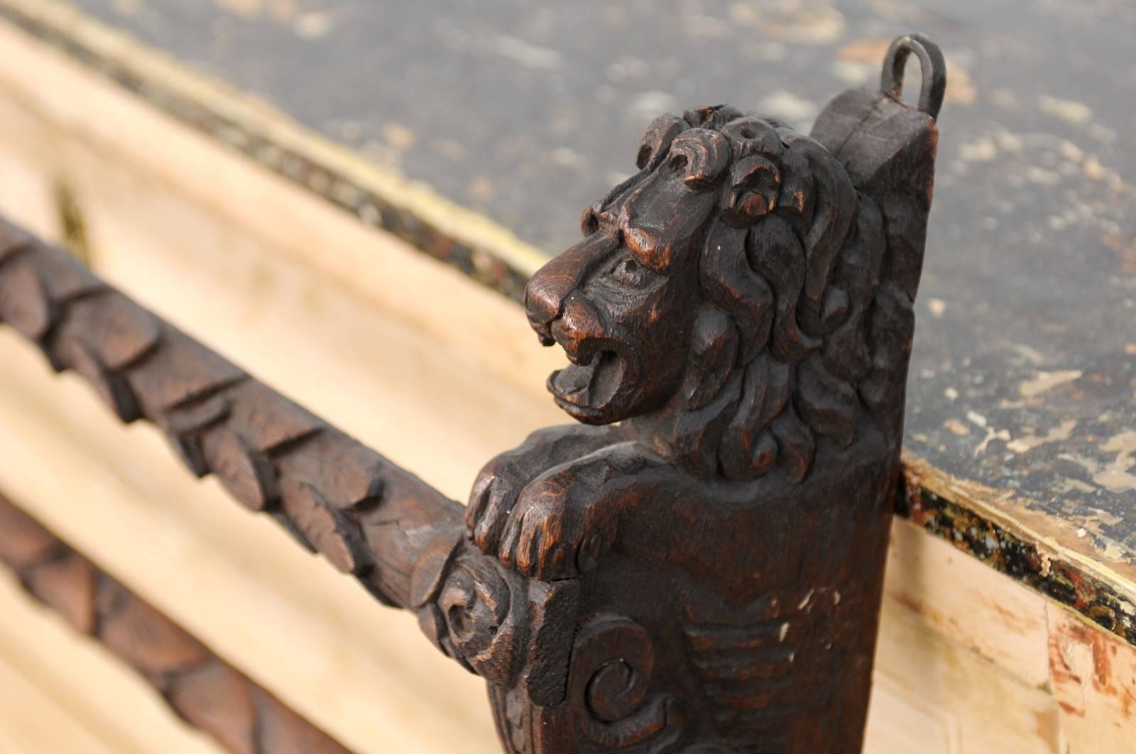 English Oak Rack with Carved Lions Guards from the Late 19th Century 2
