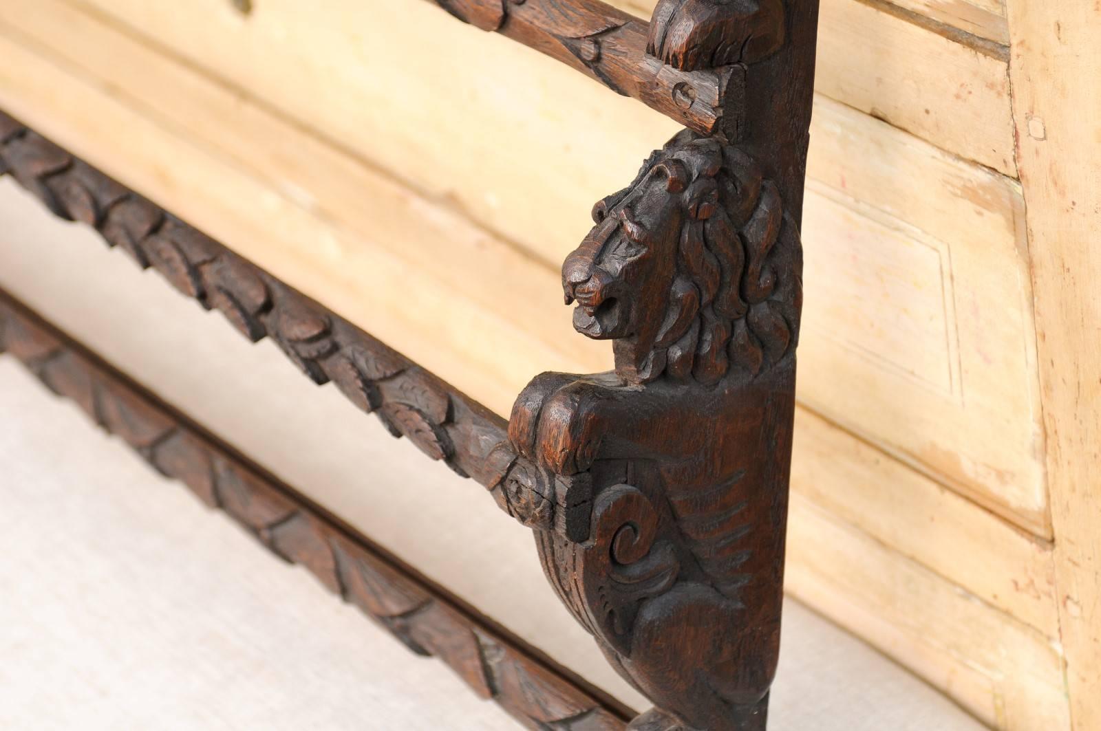 English Oak Rack with Carved Lions Guards from the Late 19th Century 3