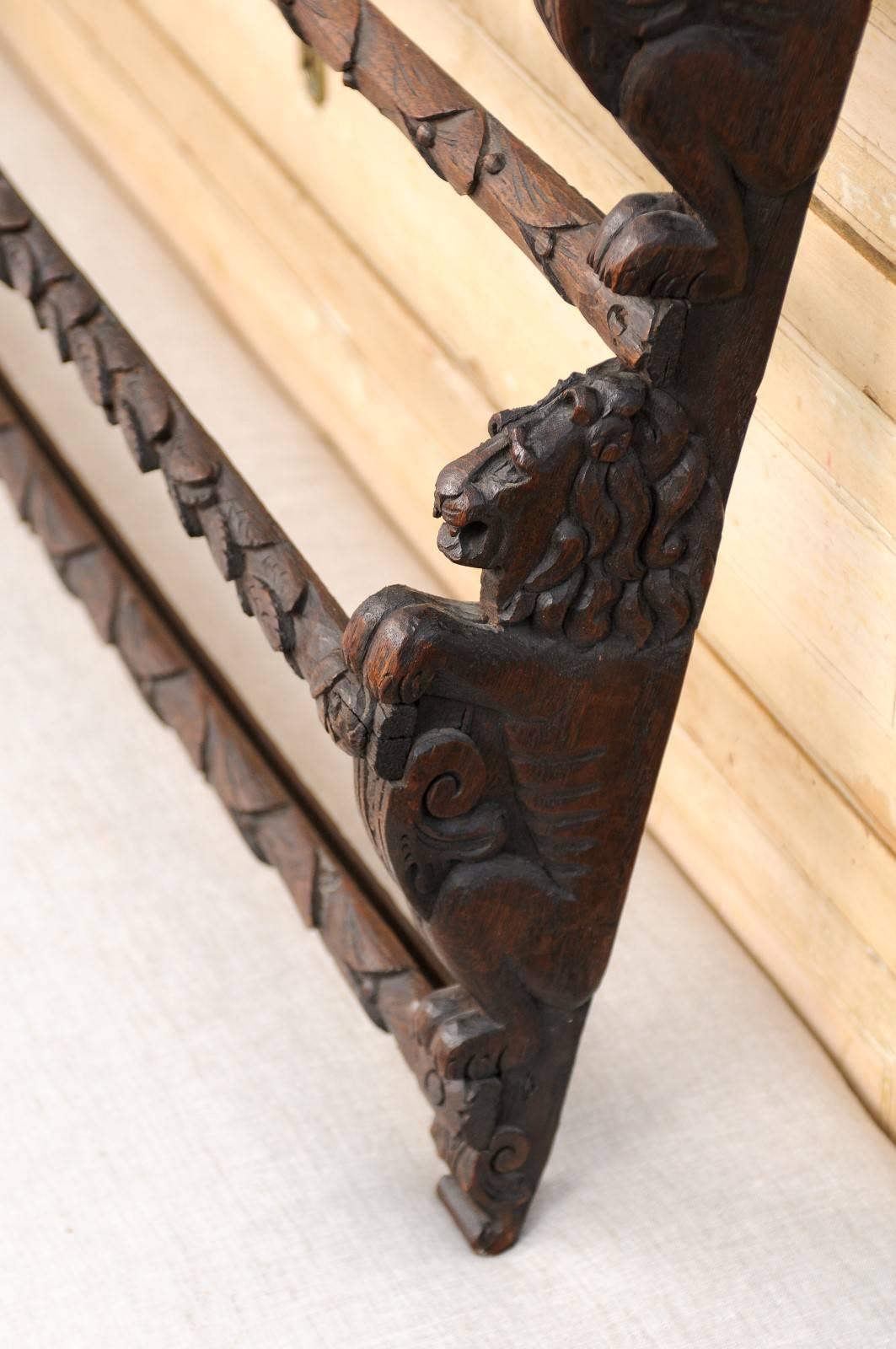 English Oak Rack with Carved Lions Guards from the Late 19th Century 4