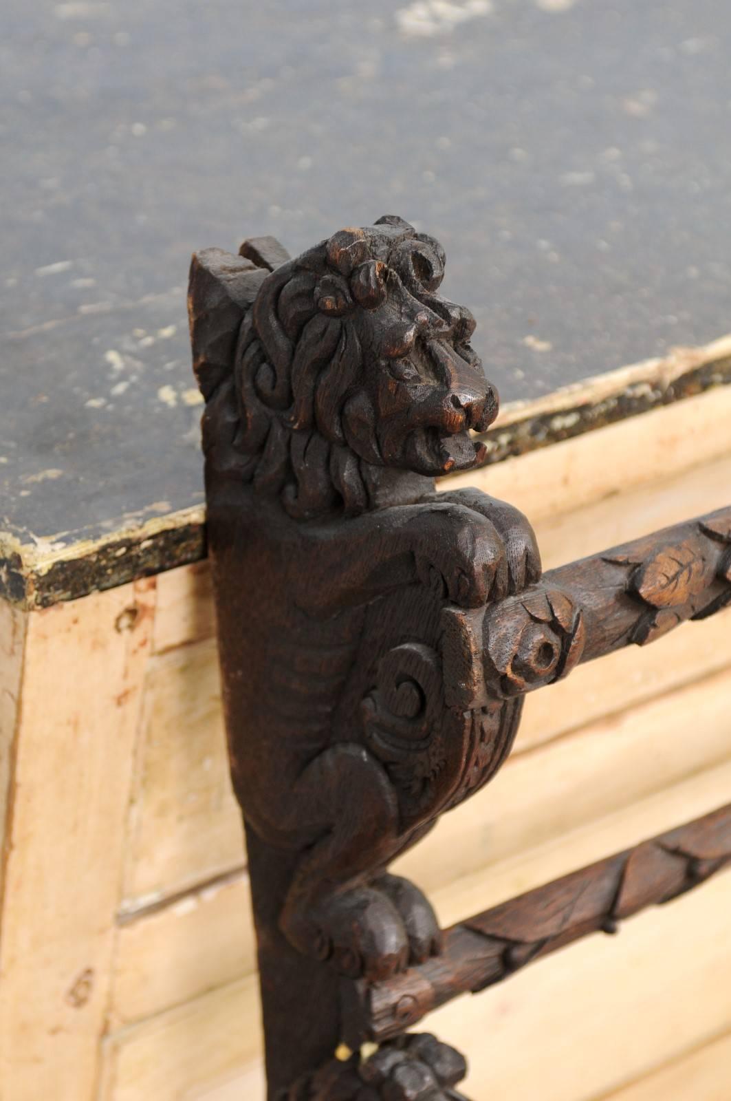 English Oak Rack with Carved Lions Guards from the Late 19th Century 5