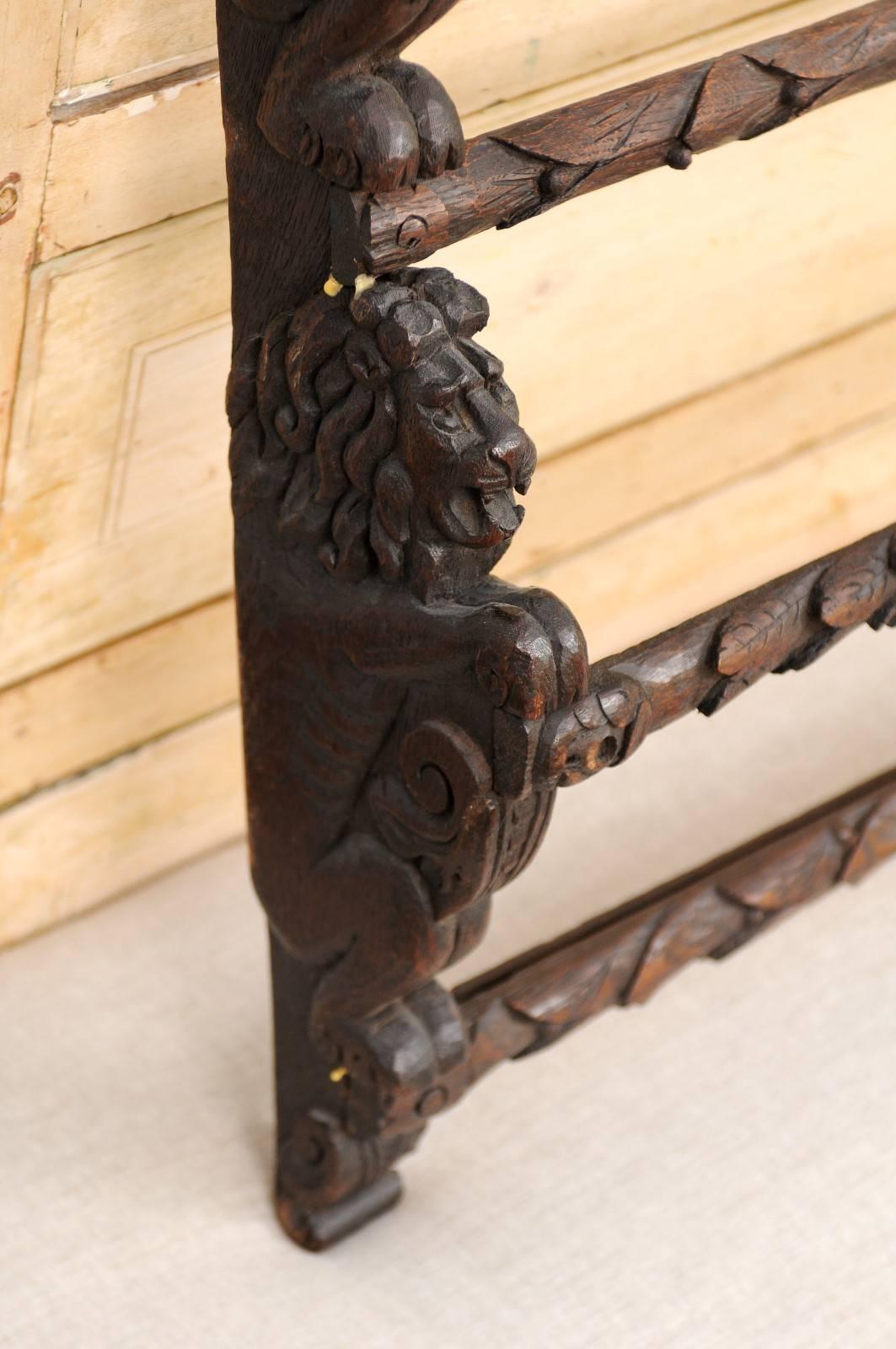 English Oak Rack with Carved Lions Guards from the Late 19th Century 6