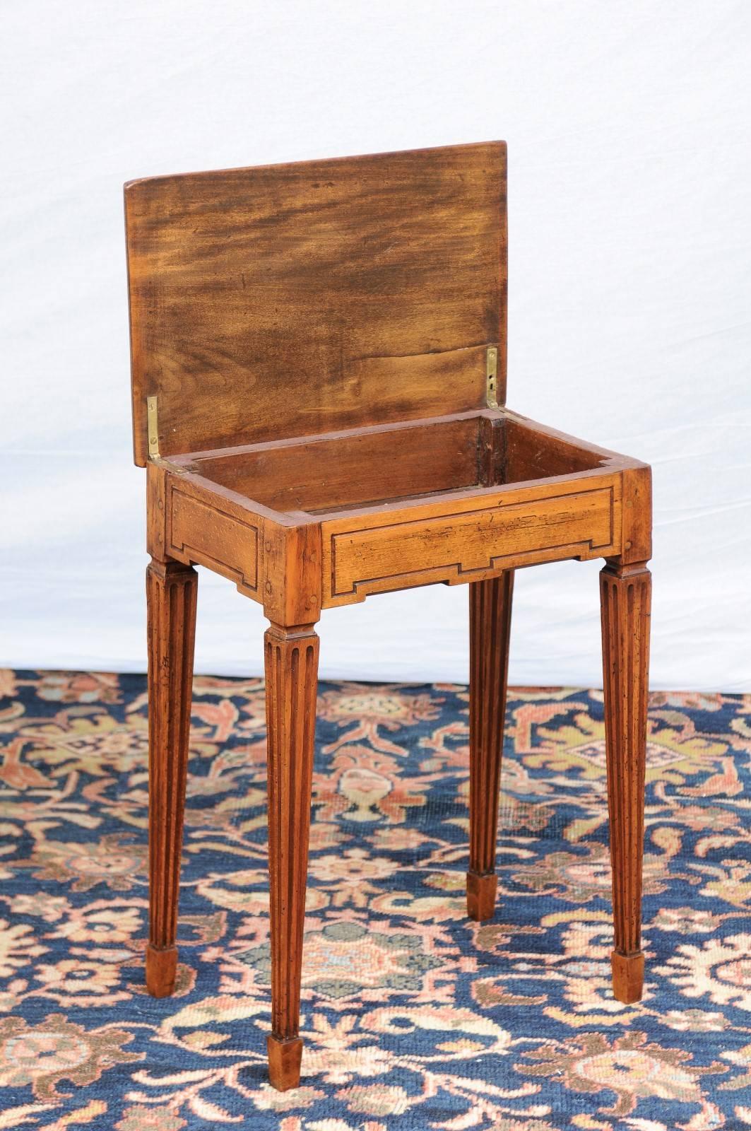 French Late 19th Century Oak and Walnut Side Table with Tilt-Top and Fluted Legs In Good Condition In Atlanta, GA