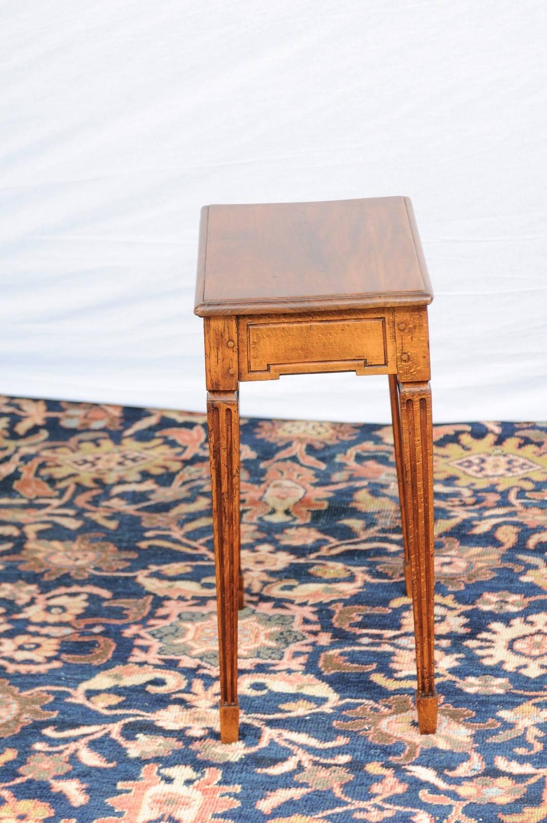 French Late 19th Century Oak and Walnut Side Table with Tilt-Top and Fluted Legs 3