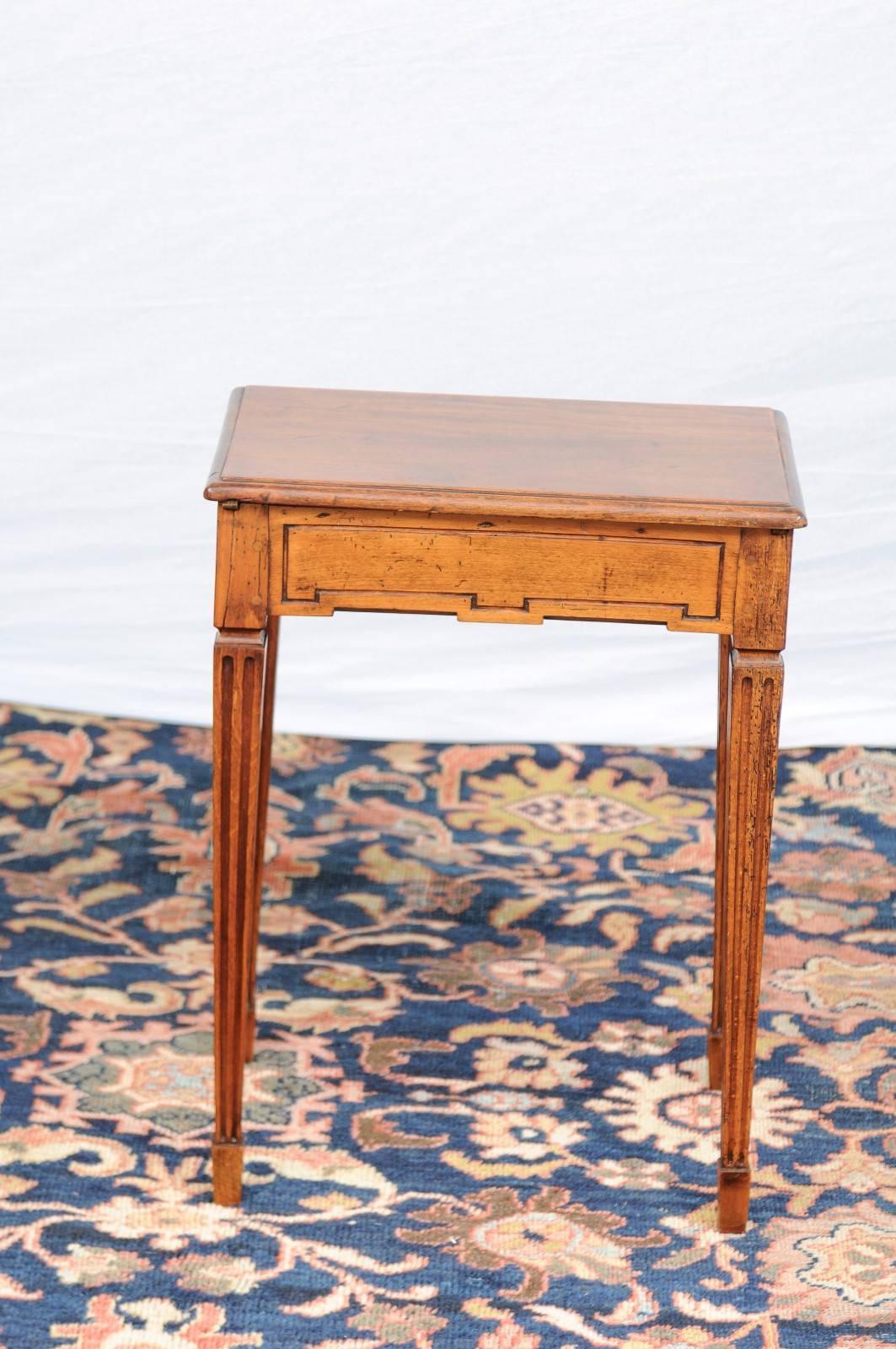 French Late 19th Century Oak and Walnut Side Table with Tilt-Top and Fluted Legs 4