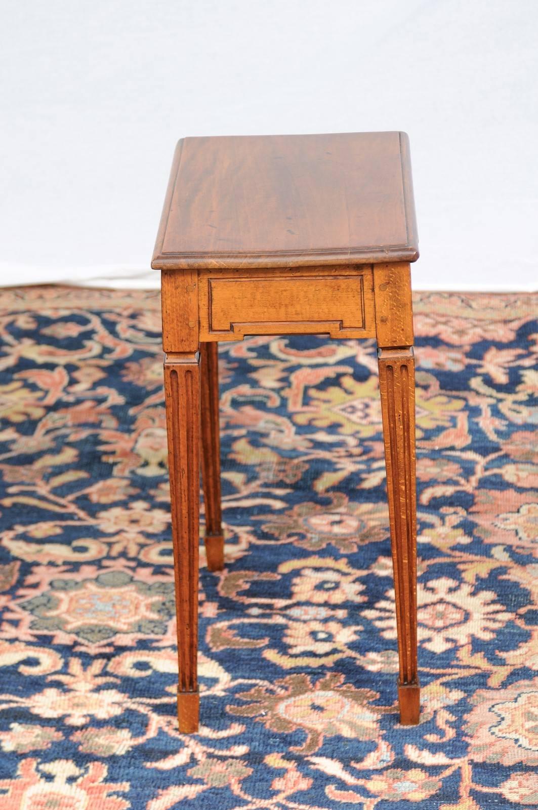 French Late 19th Century Oak and Walnut Side Table with Tilt-Top and Fluted Legs 5