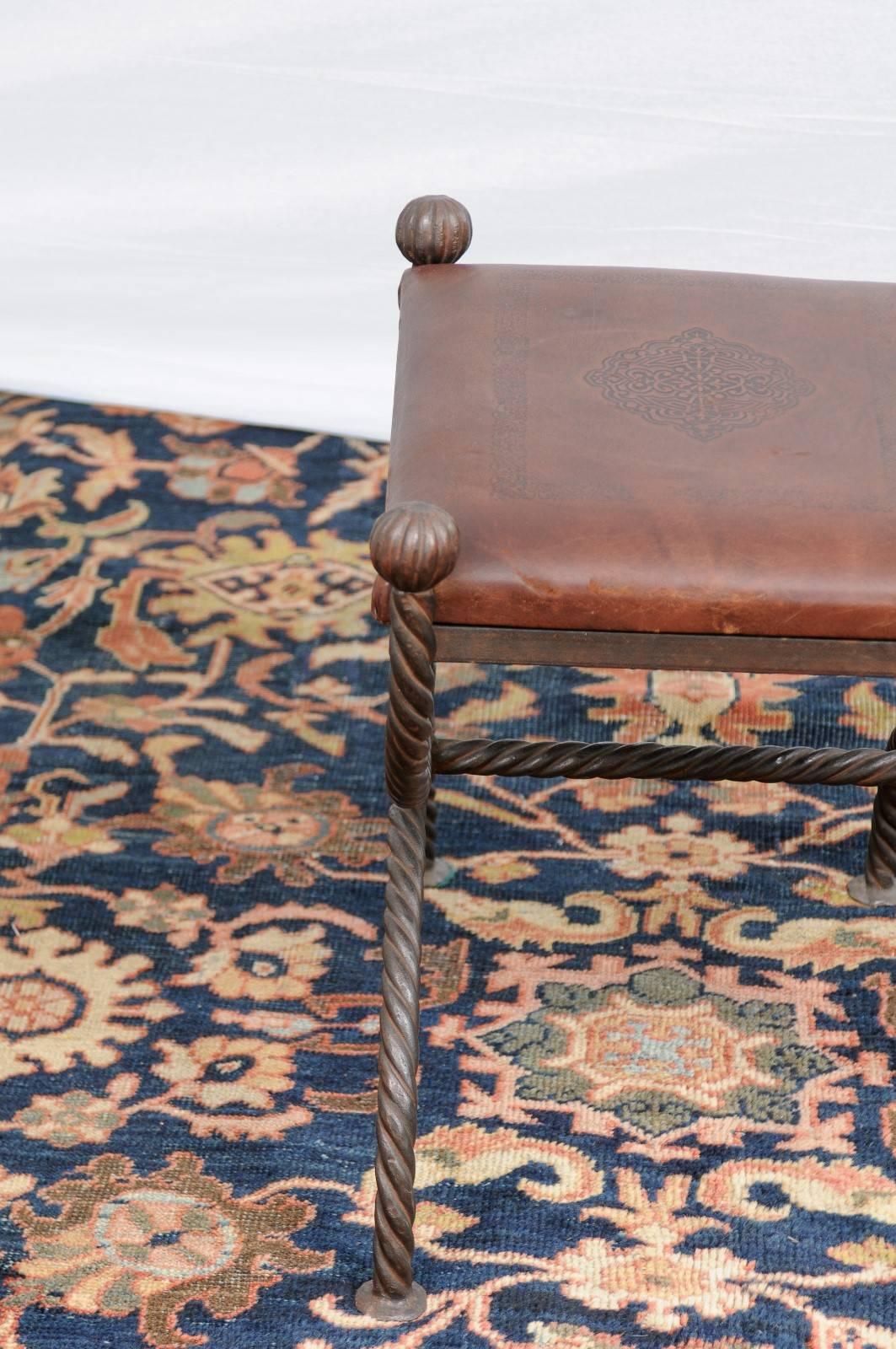Mid-Century moderno Sgabello inglese in stile Curule della metà del secolo scorso con sedile in pelle e base in ferro in vendita