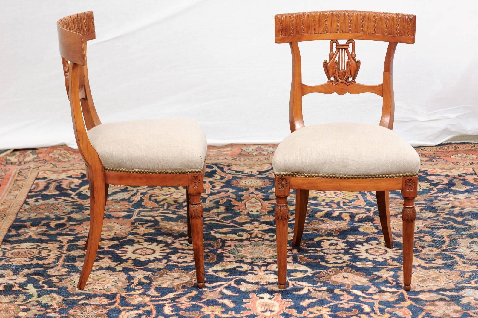 Pair of Italian Neoclassical Side Chairs with Swans and Lyre from the 1850s For Sale 1