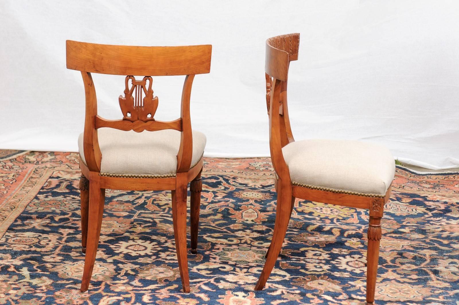 Paar italienische neoklassizistische Beistellstühle mit Schwänen und Leier aus den 1850er Jahren im Angebot 1