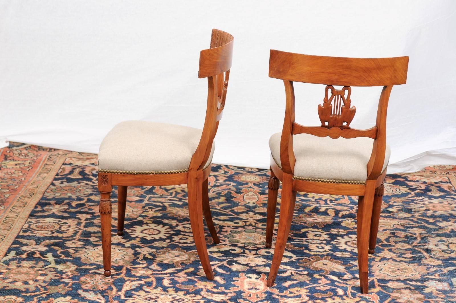 Paar italienische neoklassizistische Beistellstühle mit Schwänen und Leier aus den 1850er Jahren im Angebot 2