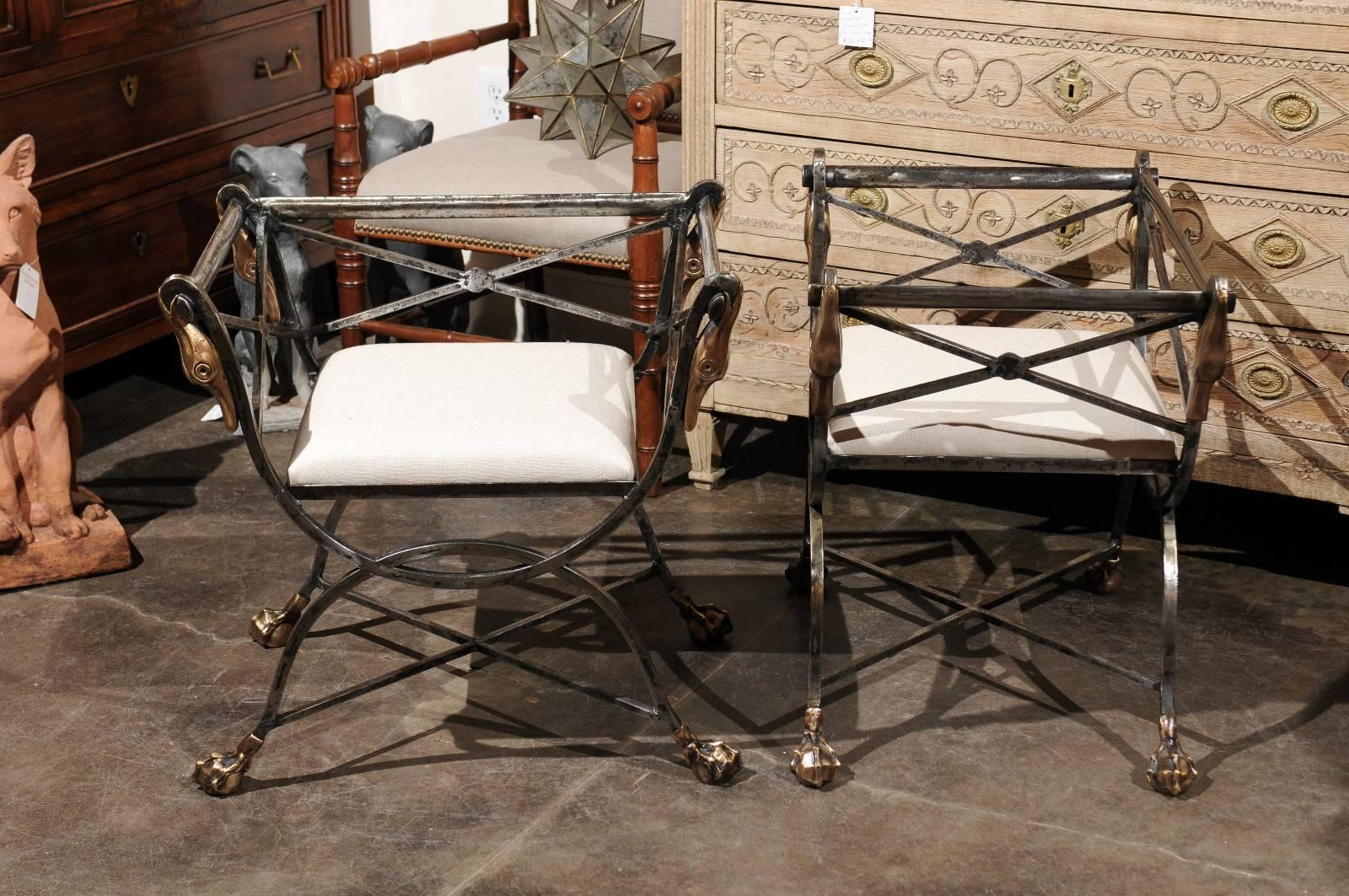 Paire de chaises curules de style Régence anglaise avec motifs de cygnes et sièges tapissés en vente 3