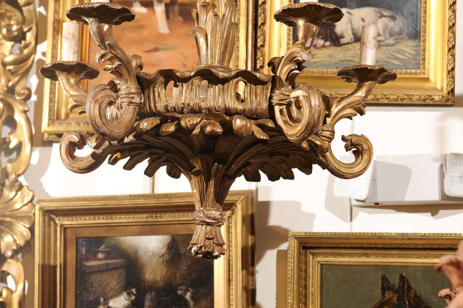 French Five-Light Foliage Themed Giltwood Carved Chandelier, Early 20th Century For Sale 2