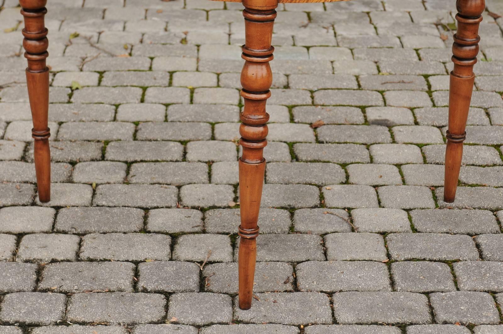 Paar französische Ahorn-Demilune-Tische mit gedrechselten Beinen aus den 1840er Jahren (Französisch) im Angebot