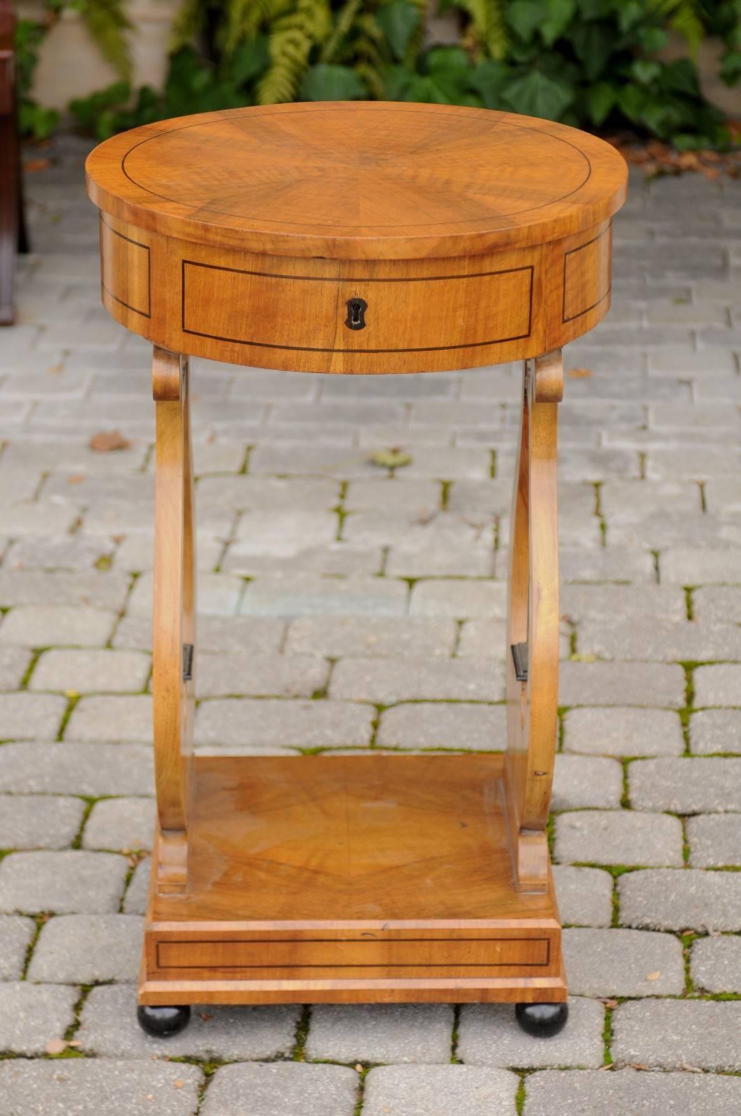 Austrian 1840s Biedermeier Round Table with Single Drawer and Veneered Top For Sale 3