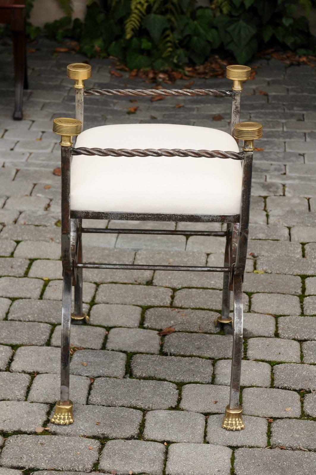 Sgabello curule imbottito in acciaio e ottone del 1900 con piedi a zampa di leone in vendita 1