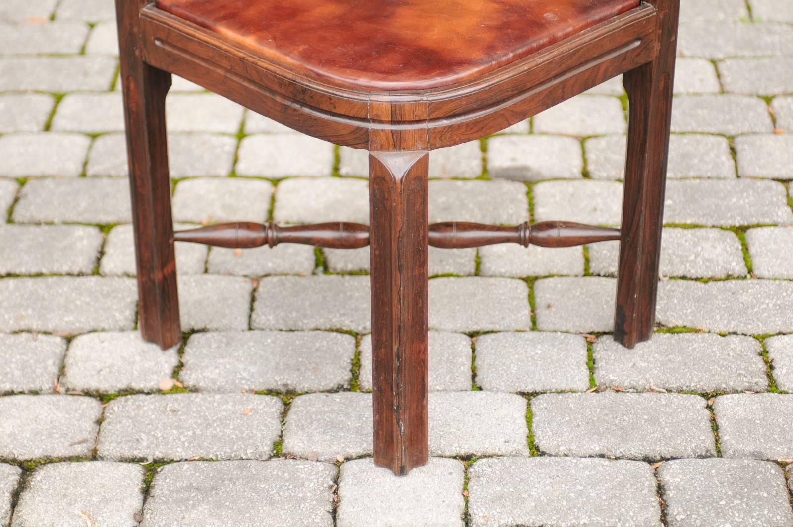 English 1840s Carved Wood Corner Chair with Leather Seat and Cross Stretcher In Good Condition In Atlanta, GA