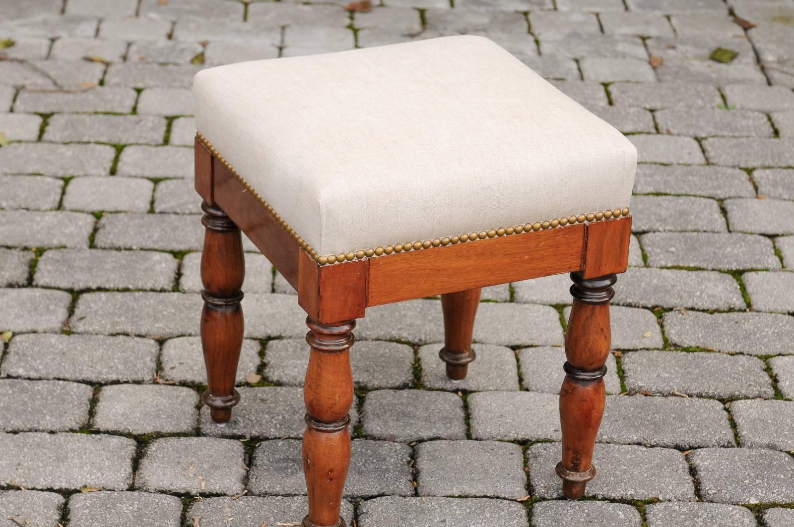 English 1870s Walnut Stool with Upholstered Seat, Nailheads and Turned Legs For Sale 2