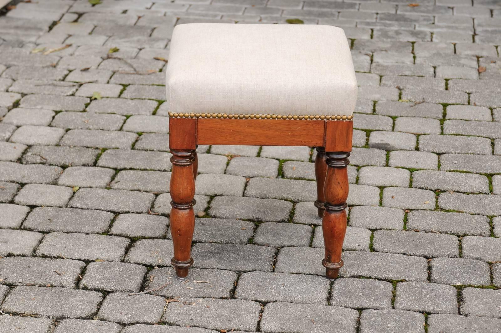 English 1870s Walnut Stool with Upholstered Seat, Nailheads and Turned Legs For Sale 3