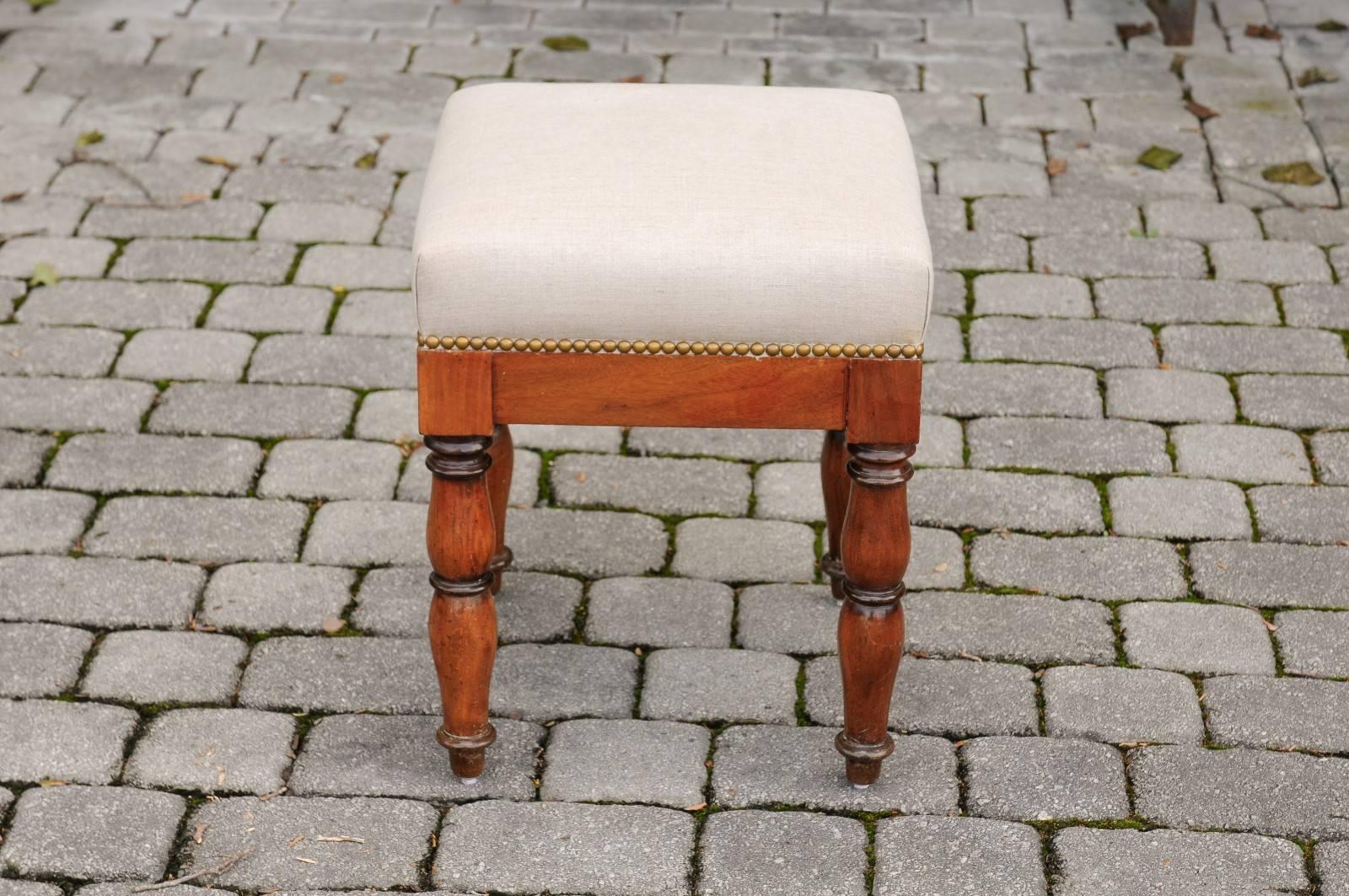 English 1870s Walnut Stool with Upholstered Seat, Nailheads and Turned Legs For Sale 4