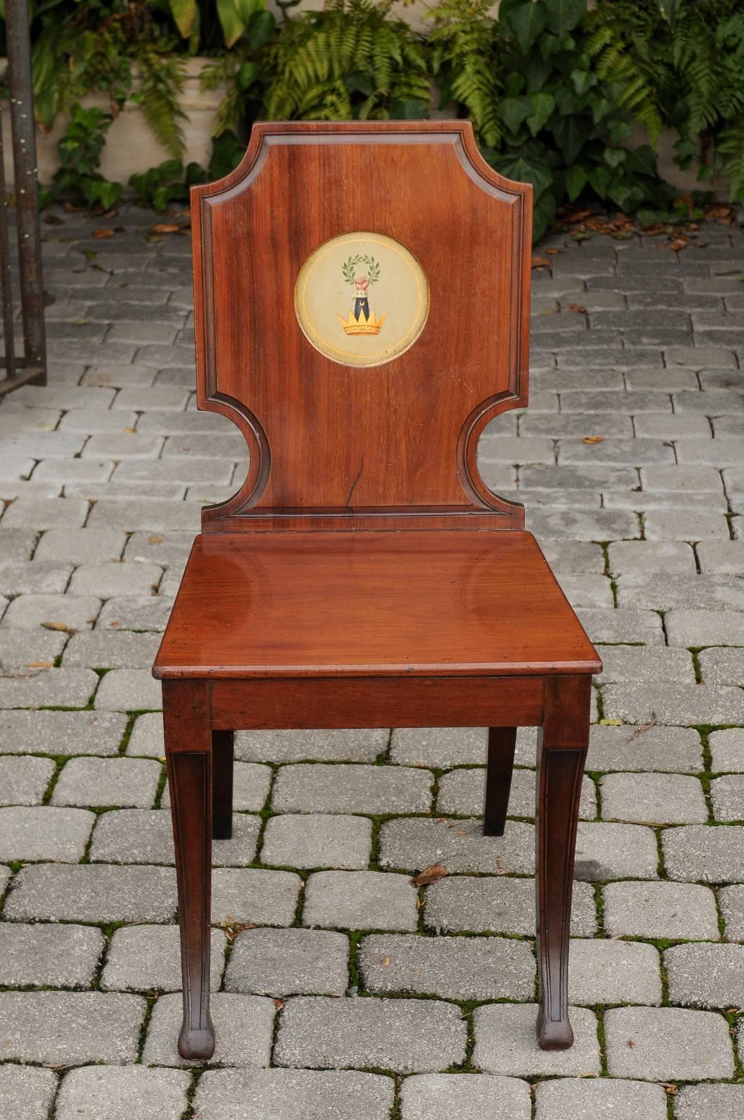 English 1840s Wooden Hall Chair with Cartouche-Shaped Back and Painted Crest In Good Condition In Atlanta, GA