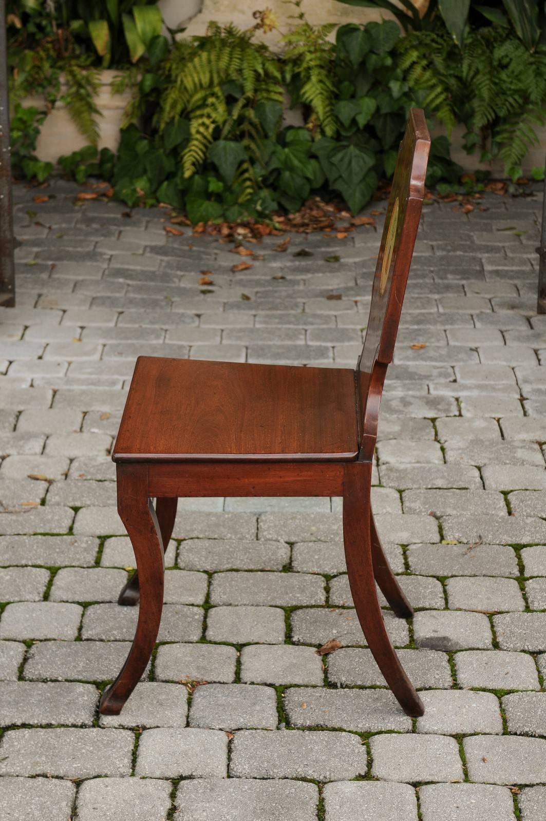 English 1840s Wooden Hall Chair with Cartouche-Shaped Back and Painted Crest 1