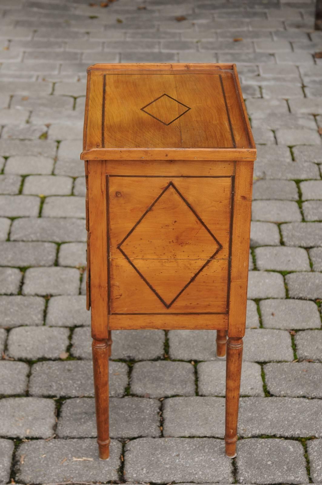 French 1820s Neoclassical Fruitwood Veneered Side Table with Diamond Motifs For Sale 1