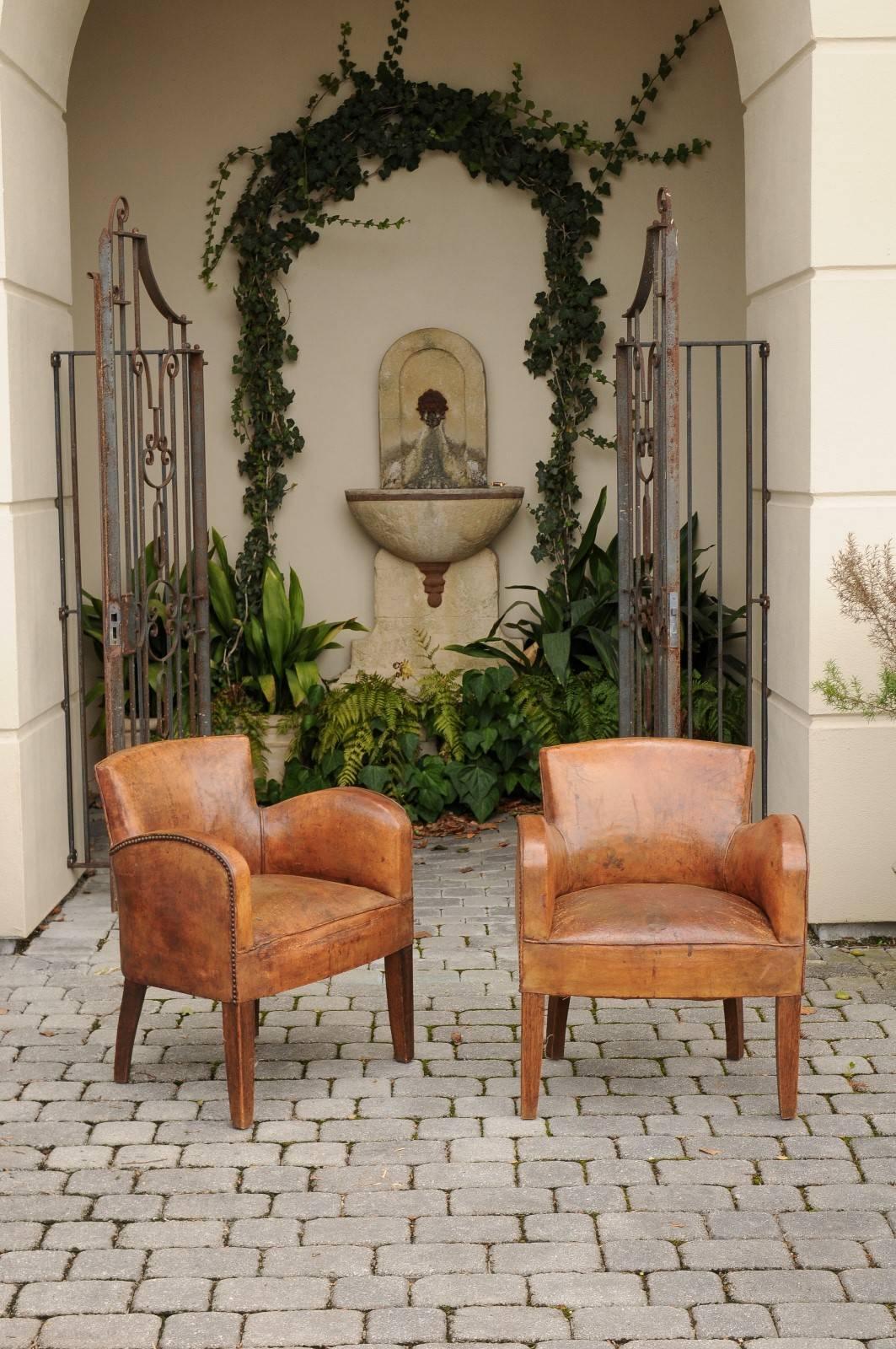 Pair of English Turn of the Century Leather Club Chairs with Nailhead Surround In Good Condition In Atlanta, GA