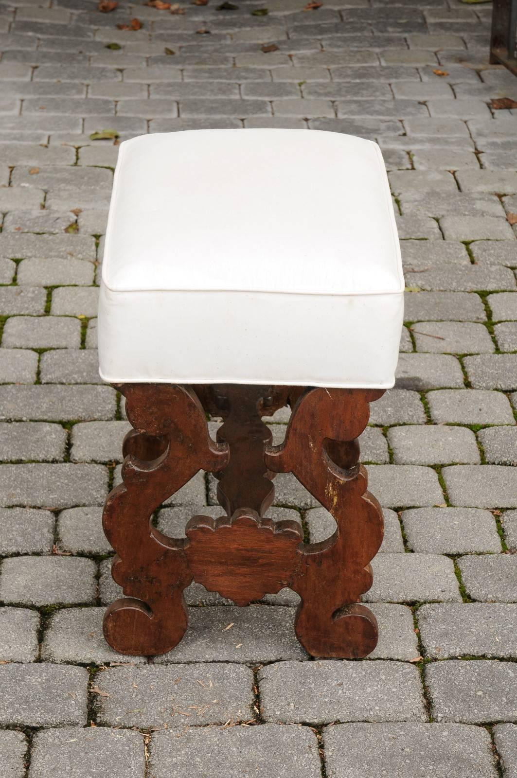 Baroque Revival Petite Spanish Carved Bench with Lyre-Shaped Legs, circa 1880 1