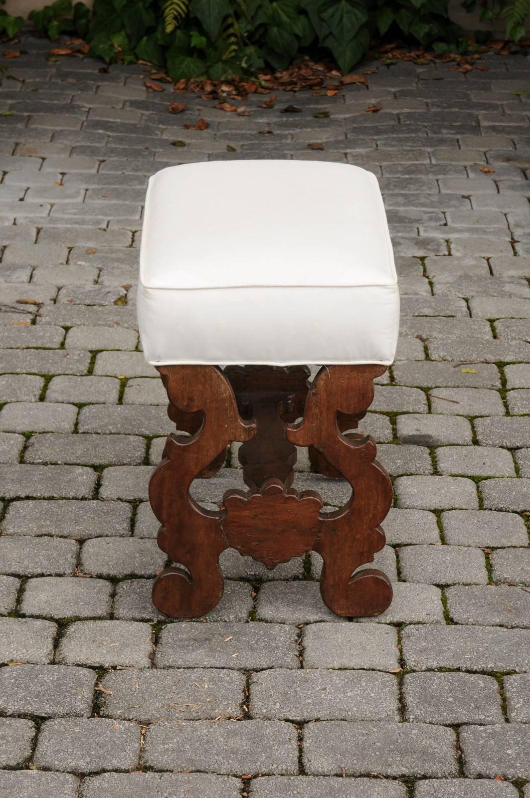 Baroque Revival Petite Spanish Carved Bench with Lyre-Shaped Legs, circa 1880 3