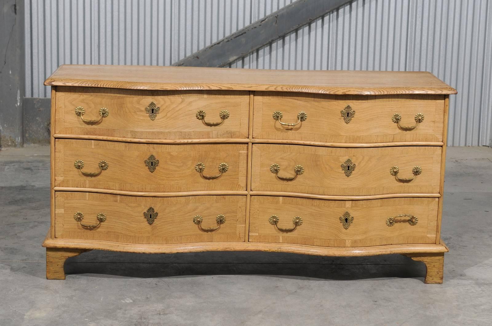 Swedish 1840s Bleached Wood Dresser with Serpentine Front and Six Drawers In Good Condition In Atlanta, GA