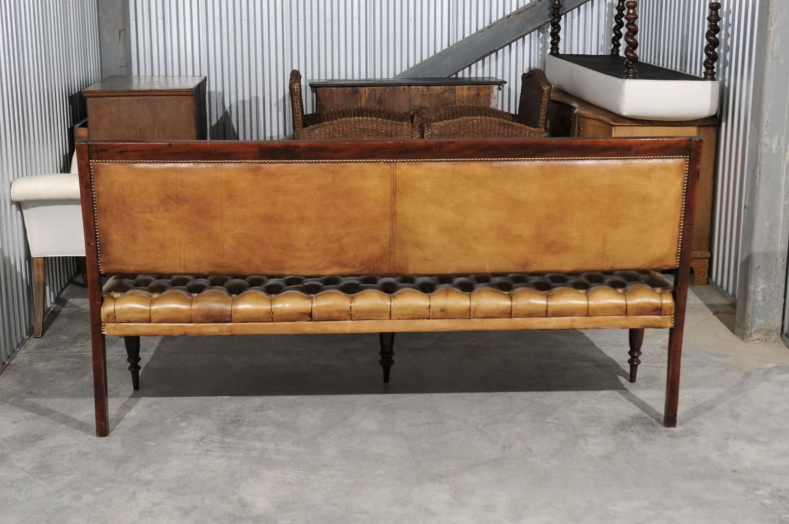 English Tufted Leather Upholstered Wooden Bench from the Late 19th Century In Good Condition In Atlanta, GA