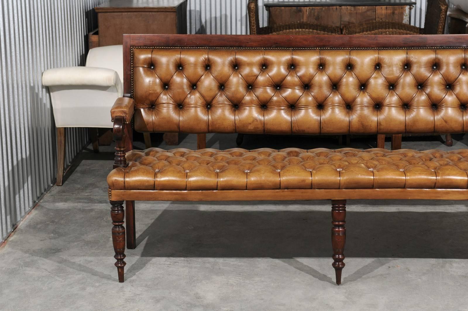 English Tufted Leather Upholstered Wooden Bench from the Late 19th Century 3