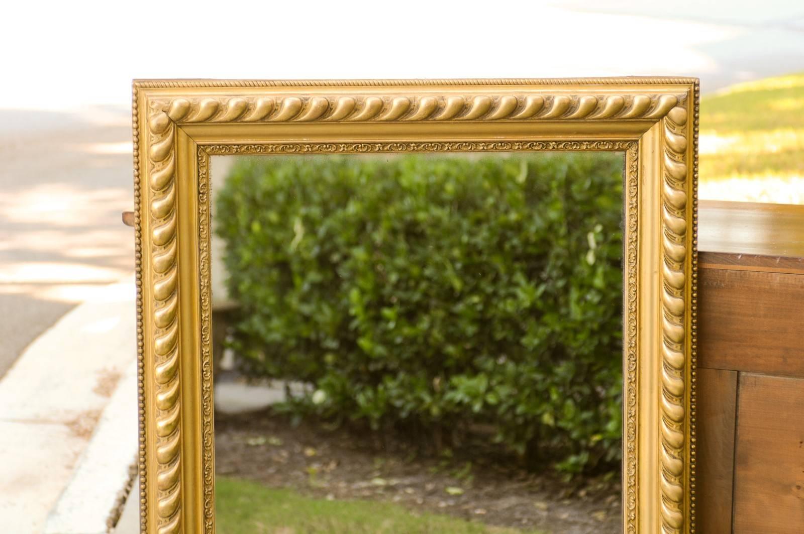Miroir rectangulaire français en bois doré avec cadre godronné et perlé, vers 1900 Bon état - En vente à Atlanta, GA