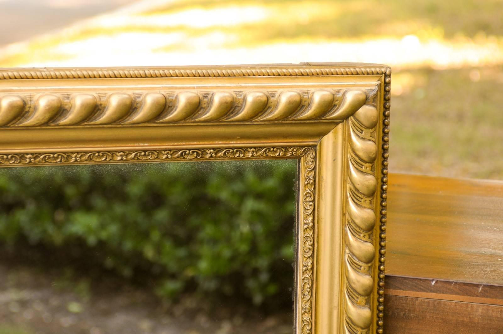 Miroir rectangulaire français en bois doré avec cadre godronné et perlé, vers 1900 en vente 1