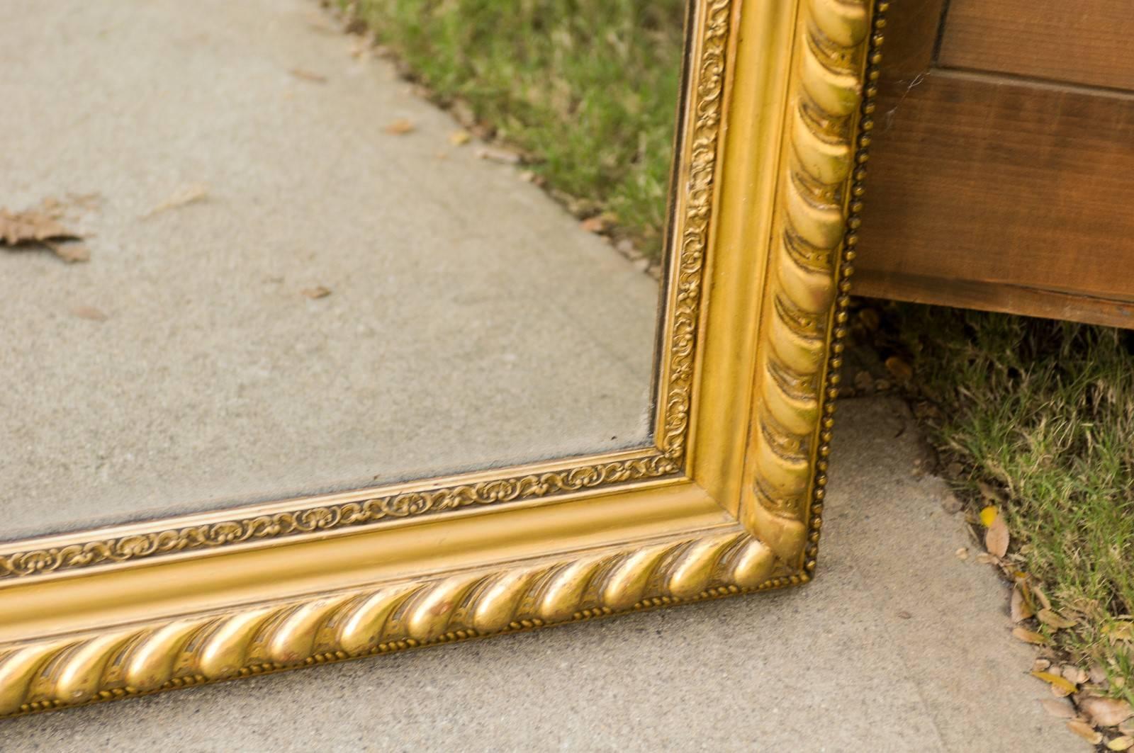 Miroir rectangulaire français en bois doré avec cadre godronné et perlé, vers 1900 en vente 2