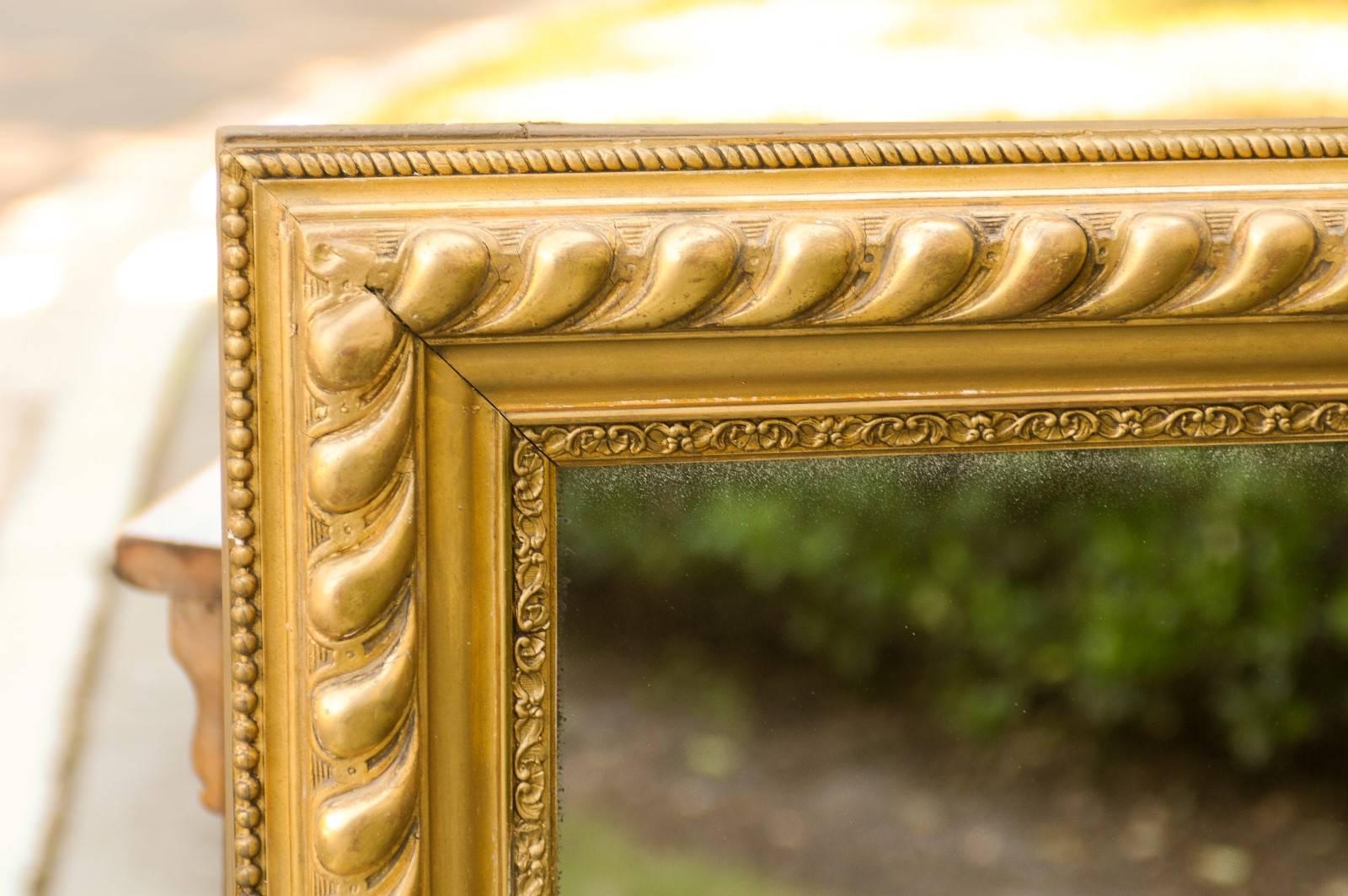 Miroir rectangulaire français en bois doré avec cadre godronné et perlé, vers 1900 en vente 3