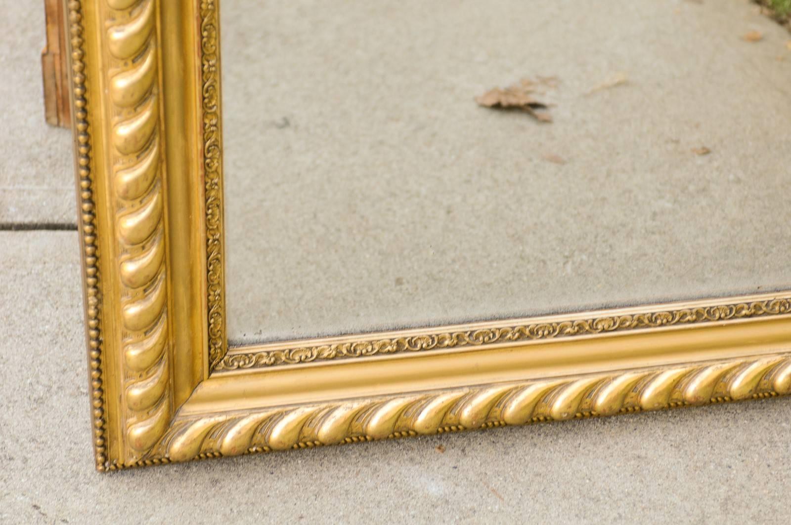 Miroir rectangulaire français en bois doré avec cadre godronné et perlé, vers 1900 en vente 4
