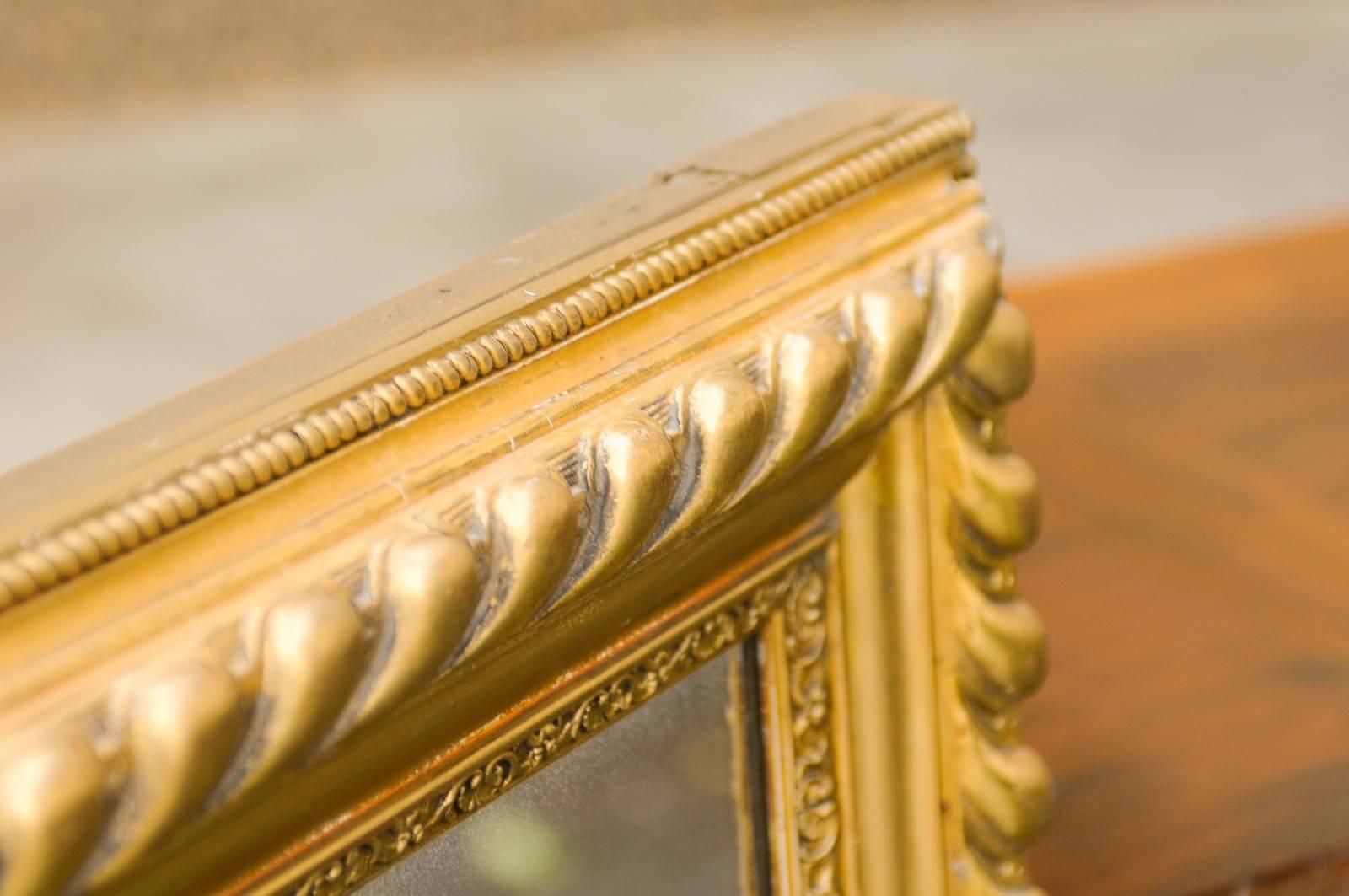 Miroir rectangulaire français en bois doré avec cadre godronné et perlé, vers 1900 en vente 5