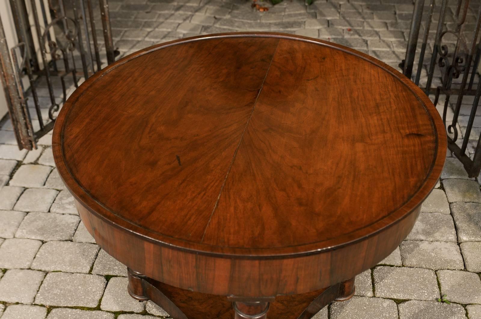 French 1870s Empire Style Walnut Round Center Table with Column-Shaped Legs 1